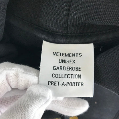 【中古品】【メンズ】 VETEMENTS ヴェトモン UE52TR470G WORLD TOUR HOODIE ワールドツアー フーディー パーカー ロゴ プリント カラーBLACK SIZE:M 141-260716-ky-01-fuz 万代Net店