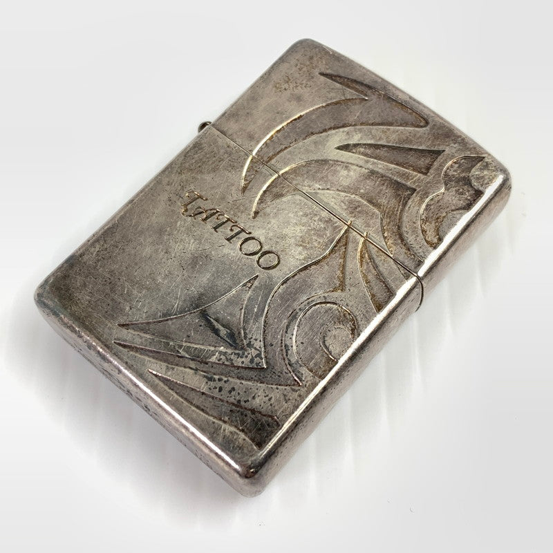 【中古品】【メンズ】 ZIPPO ジッポ オイルライター 喫煙具 ライター TATTOO09年製 本体のみ ※キズ・使用感あり 206-261013-io-34-fuzh カラー：シルバー 万代Net店