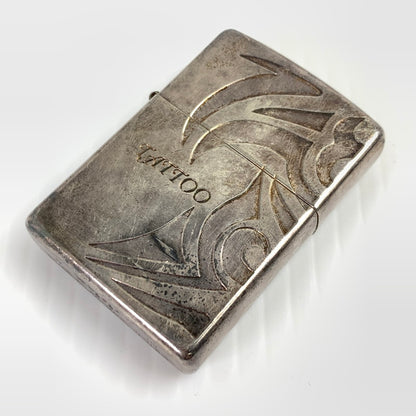 【中古品】【メンズ】 ZIPPO ジッポ オイルライター 喫煙具 ライター TATTOO09年製 本体のみ ※キズ・使用感あり 206-261013-io-34-fuzh カラー：シルバー 万代Net店