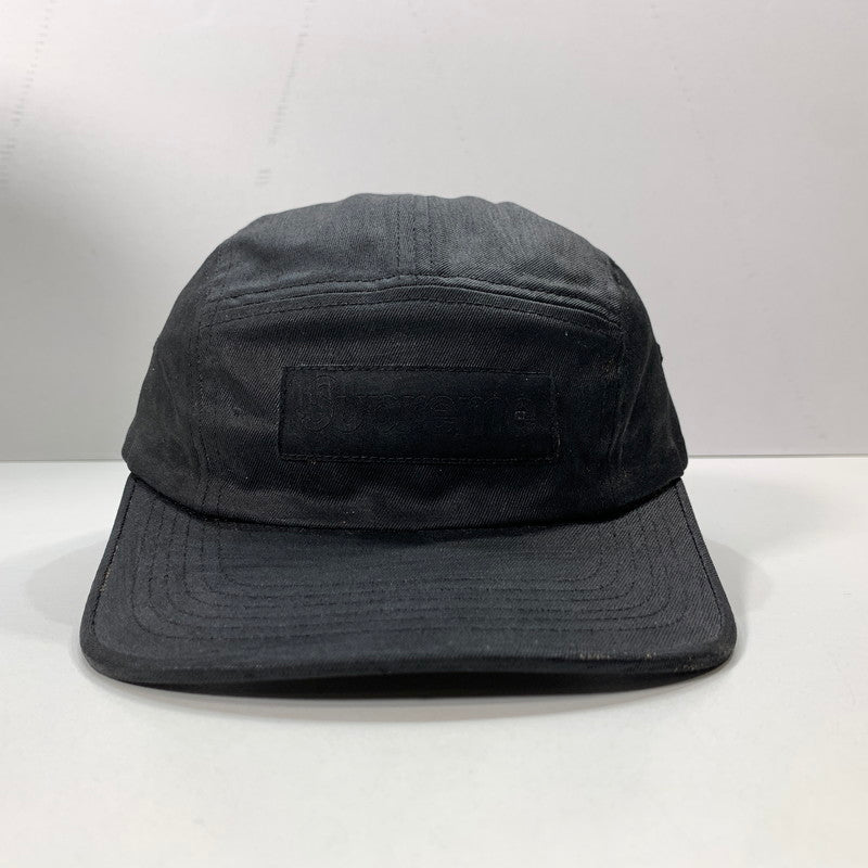 【中古美品】【メンズ】 SUPREME × MM6 シュプリーム エムエムシックス メゾンマルジェラ 24SS PAINTED CAMP CAP ペイント ペンキ加工 ボックスロゴ キャンプ キャップ 帽子 185-260301-mh-09-fuz カラー：ブラック 万代Net店