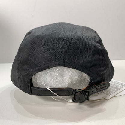 【中古美品】【メンズ】 SUPREME × MM6 シュプリーム エムエムシックス メゾンマルジェラ 24SS PAINTED CAMP CAP ペイント ペンキ加工 ボックスロゴ キャンプ キャップ 帽子 185-260301-mh-09-fuz カラー：ブラック 万代Net店