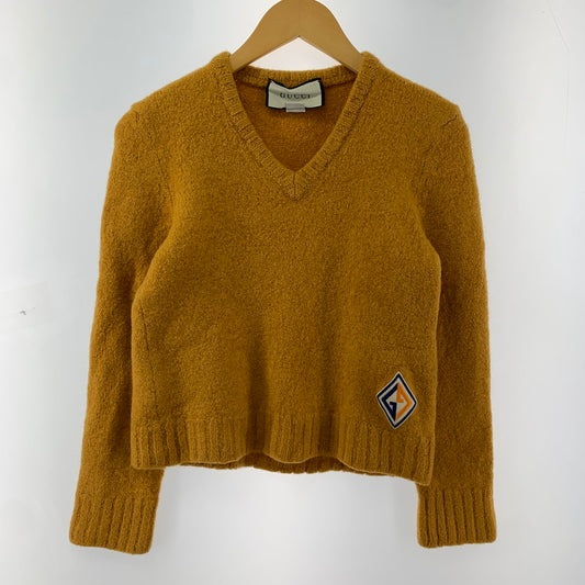 【中古品】【レディース】 GUCCI グッチ 571545-XKA05 V NECK KNIT Vネック ニット セーター ロゴ パッチ トップス 古着 168-260318-mh-05-fuz サイズ：L カラー：マスタード 万代Net店