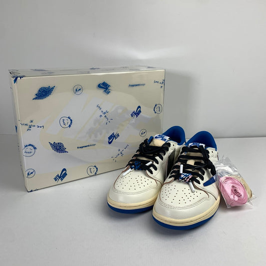【中古美品】【メンズ】 NIKE ナイキ DM7866-104 FRAGMENT DESIGN×TRAVIS SCOTT AIR JORDAN 1 LOW フラグメント デザイン × トラヴィス・スコット × エアジョーダン 1 ロー OG スニーカー 靴 シューズ 160-260323-mh-12-fuz サイズ：28 カラー：ホワイト ブルー 万代Net店