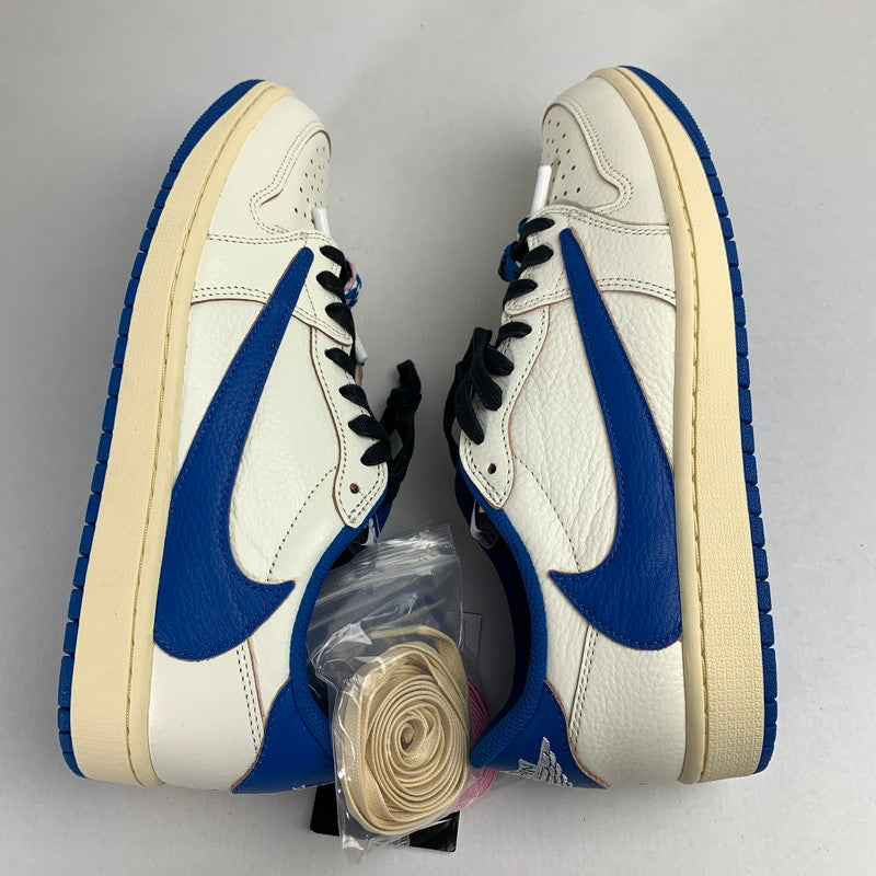 【中古美品】【メンズ】 NIKE ナイキ DM7866-104 FRAGMENT DESIGN×TRAVIS SCOTT AIR JORDAN 1 LOW フラグメント デザイン × トラヴィス・スコット × エアジョーダン 1 ロー OG スニーカー 靴 シューズ 160-260323-mh-12-fuz サイズ：28 カラー：ホワイト ブルー 万代Net店