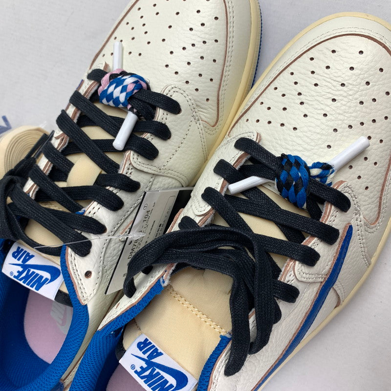 【中古美品】【メンズ】 NIKE ナイキ DM7866-104 FRAGMENT DESIGN×TRAVIS SCOTT AIR JORDAN 1 LOW フラグメント デザイン × トラヴィス・スコット × エアジョーダン 1 ロー OG スニーカー 靴 シューズ 160-260323-mh-12-fuz サイズ：28 カラー：ホワイト ブルー 万代Net店