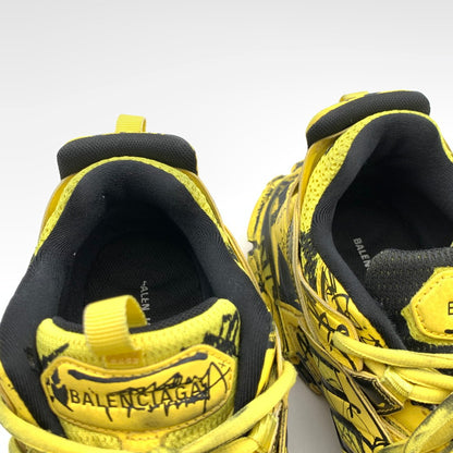 【中古品】【メンズ】 542023 TRACK GRAFFITI SNEAKERS グラフティ スニーカー シューズ 靴 183-260425-gm-39-fuz サイズ：27.5cm カラー：イエロー 総柄 万代Net店