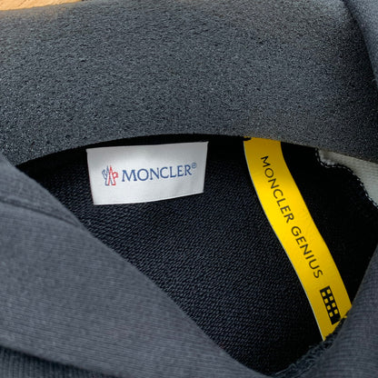 【中古品】【メンズ】 MONCLER×PALM ANGELS モンクレール×パームエンジェルス HOODIE MIT WAPPEN パーカー フーディー ブランド 古着 141-260506-gm-23-fuz サイズ：M カラー：ブラック 万代Net店