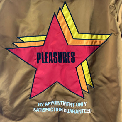 【中古品】【メンズ】 PLEASURES プレジャーズ ナイロンジャケット 上着 アウター BROWN/SIZE:L ※汚れ・ほつれ・使用感あり 142-260916-io-07-fuzh カラー：ブラウン 万代Net店