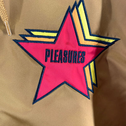 【中古品】【メンズ】 PLEASURES プレジャーズ ナイロンジャケット 上着 アウター BROWN/SIZE:L ※汚れ・ほつれ・使用感あり 142-260916-io-07-fuzh カラー：ブラウン 万代Net店