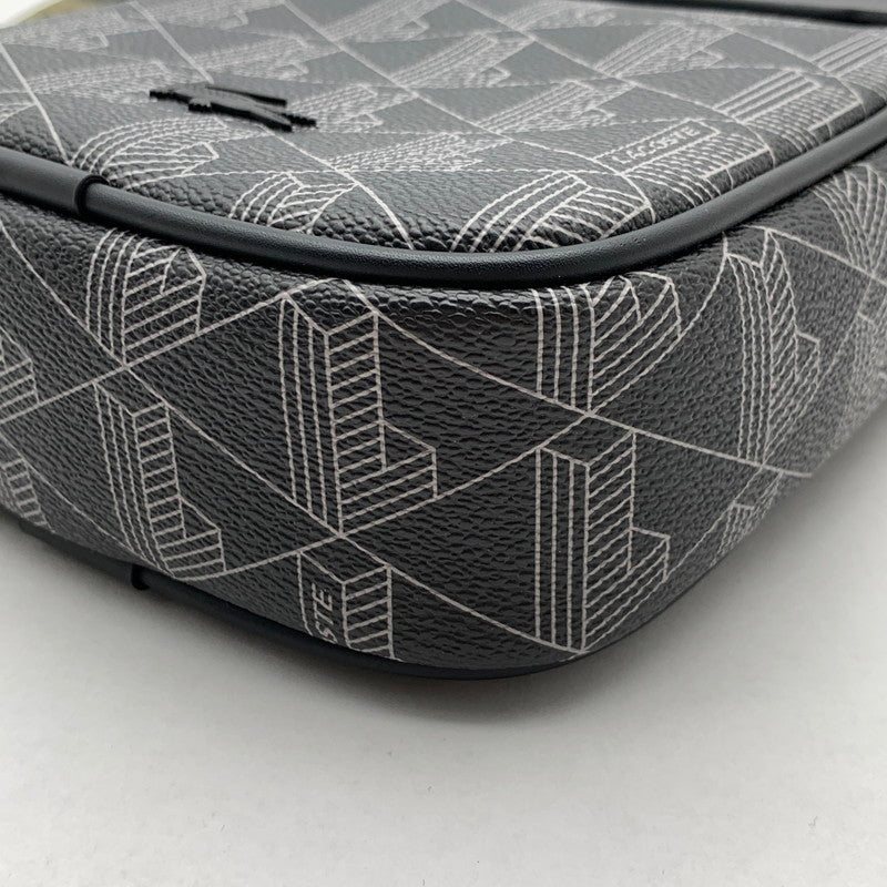 【中古品】【メンズ/レディース】 LACOSTE MONOGRAM VERTICAL SHOULDER BAG ラコステ モノグラム ショルダーバッグ ブランド カバン 188-260523-gm-19-fuzh カラー：ブラック 万代Net店