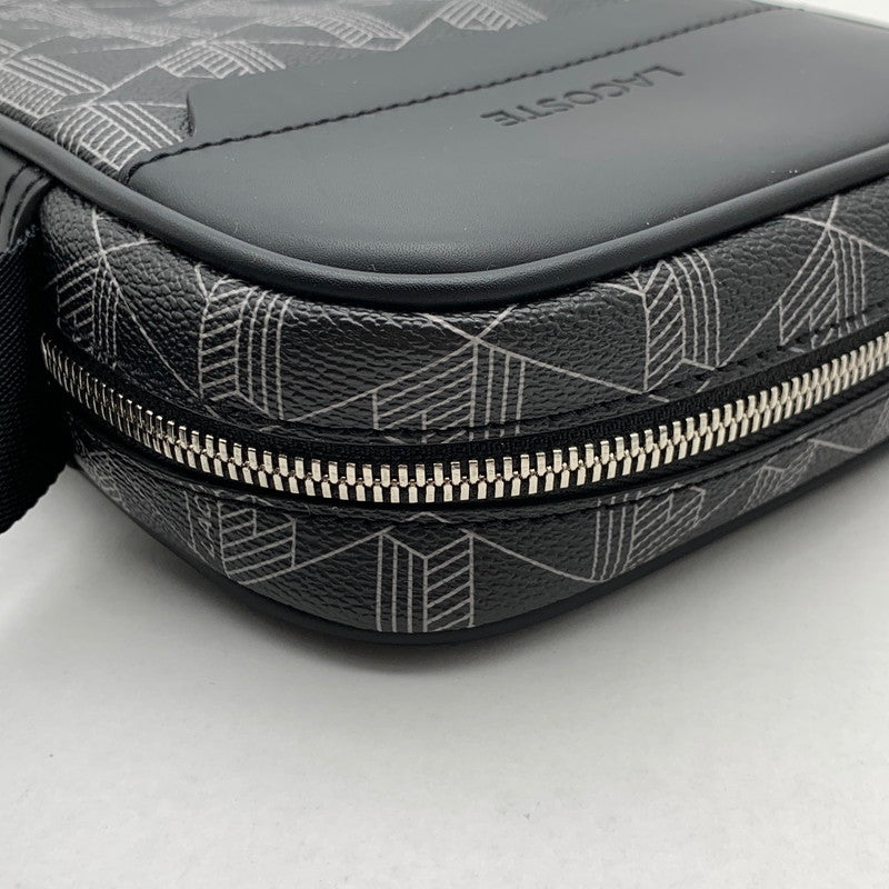 【中古品】【メンズ/レディース】 LACOSTE MONOGRAM VERTICAL SHOULDER BAG ラコステ モノグラム ショルダーバッグ ブランド カバン 188-260523-gm-19-fuzh カラー：ブラック 万代Net店