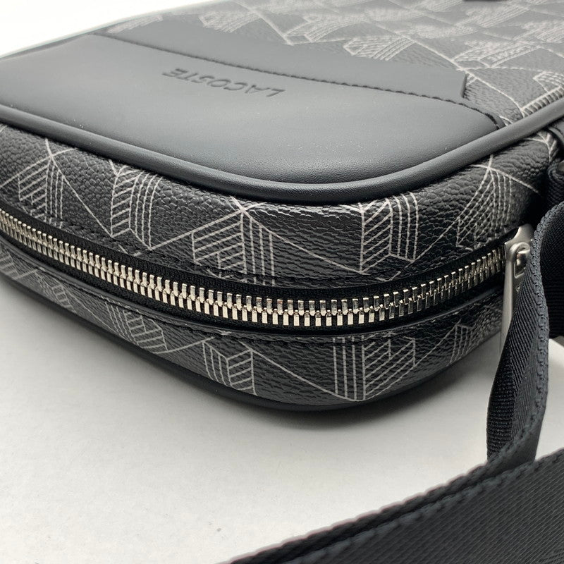 【中古品】【メンズ/レディース】 LACOSTE MONOGRAM VERTICAL SHOULDER BAG ラコステ モノグラム ショルダーバッグ ブランド カバン 188-260523-gm-19-fuzh カラー：ブラック 万代Net店