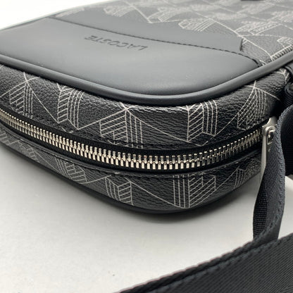 【中古品】【メンズ/レディース】 LACOSTE MONOGRAM VERTICAL SHOULDER BAG ラコステ モノグラム ショルダーバッグ ブランド カバン 188-260523-gm-19-fuzh カラー：ブラック 万代Net店