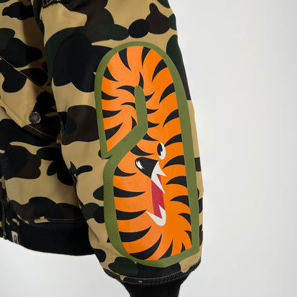 【中古品】【メンズ】 A BATHING APE ア ベイシング エイプ 001HJD301009X 1ST CAMO SHARK MA-1 シャーク エムエーワン ジャケット アウター コート 古着 142-260603-mh-12-fuz サイズ：S カラー：カモ 万代Net店