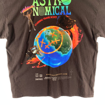 【中古品】【メンズ】 TRAVIS SCOTT × FORTNITE トラヴィス・スコット×フォートナイト コラボ Astronomical Fortnite S/S TEE 半袖Tシャツ 142-260615-vt-95-fuzh サイズ：XL カラー：ブラウン 万代Net店