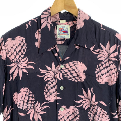 【中古品】【メンズ】 DUKE KAHANAMOKU デューク・カハナモク COTTON HAWAIIAN SS SHIRT コットンハワイアン半袖シャツ ブランド 古着 145-260614-gm-02-fuz サイズ：S カラー：ネイビー ピンク 総柄 万代Net店