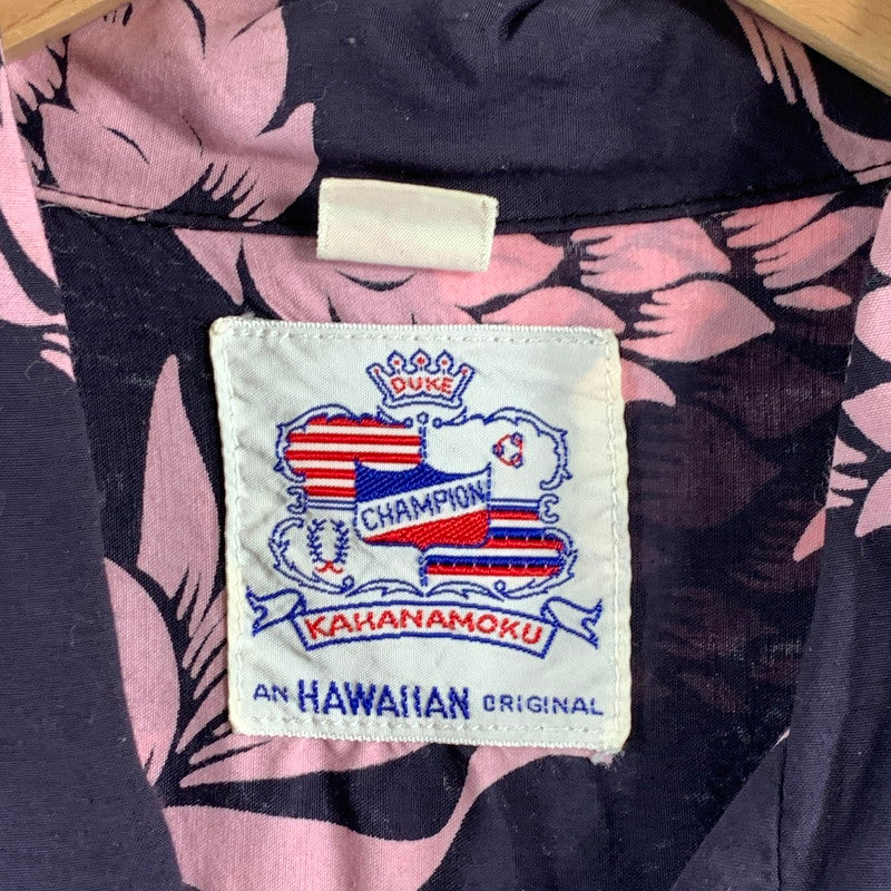 【中古品】【メンズ】 DUKE KAHANAMOKU デューク・カハナモク COTTON HAWAIIAN SS SHIRT コットンハワイアン半袖シャツ ブランド 古着 145-260614-gm-02-fuz サイズ：S カラー：ネイビー ピンク 総柄 万代Net店