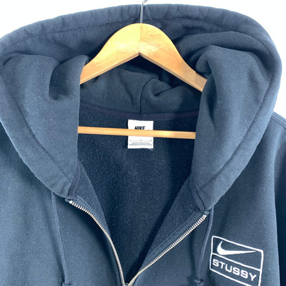 【中古品】【メンズ】 STUSSY × NIKE ステューシー ナイキ FJ9175-010 STONE WASHED FLEECE ZIP HOODIE ジップアップ フーディ パーカー トップス 古着 142-260622-mh-05-fuzh サイズ：L カラー：ブラック 万代Net店