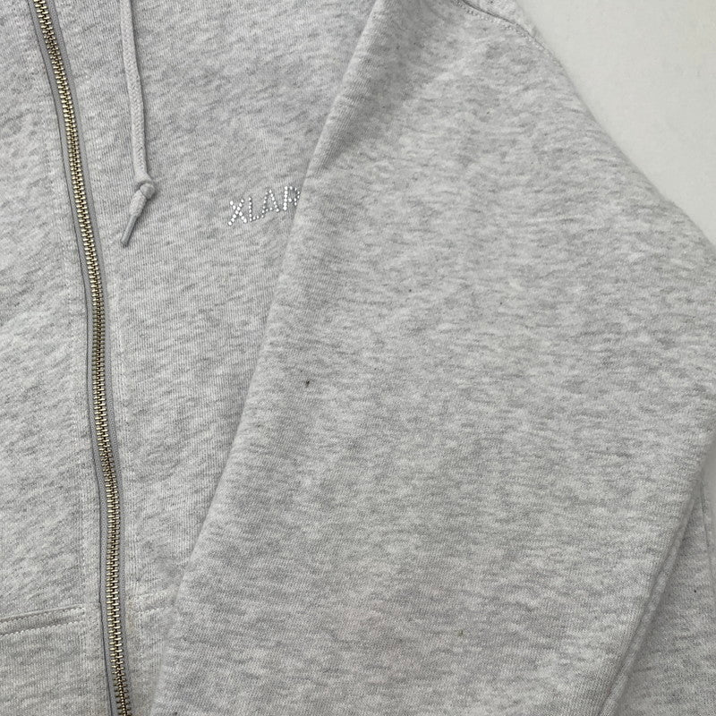 【中古品】【メンズ】 XLARGE RHINESTONE OG ZIP HOODED エクストララージ ジップ フーディー パーカー ブランド 古着 142-260628-gm-02-fuz サイズ：M カラー：ライトグレー 万代Net店