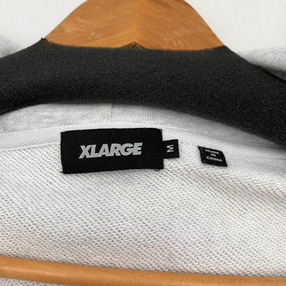 【中古品】【メンズ】 XLARGE RHINESTONE OG ZIP HOODED エクストララージ ジップ フーディー パーカー ブランド 古着 142-260628-gm-02-fuz サイズ：M カラー：ライトグレー 万代Net店