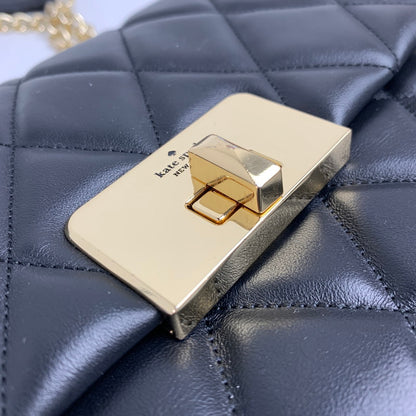 【中古品】 KATE SPADE NEW YORK ケイトスペードニューヨーク キャリー スモール フラップ クロスボディ カラーBLACK.ゴールド キルティング ショルダー カバン 180-260714-ky-08-fuzh 万代Net店