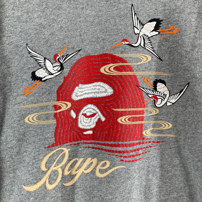 【中古品】【メンズ】 A BATHING APE ア・ベイシング・エイプ 25AW EMBROIDERY STYLE JAPANESE CRANE CREWNECK クルーネック スウェット トレーナー GRAY SIZE:L ロゴに鶴刺繍 ※毛の付着あり 142-260719-io-18-fuzh 万代Net店