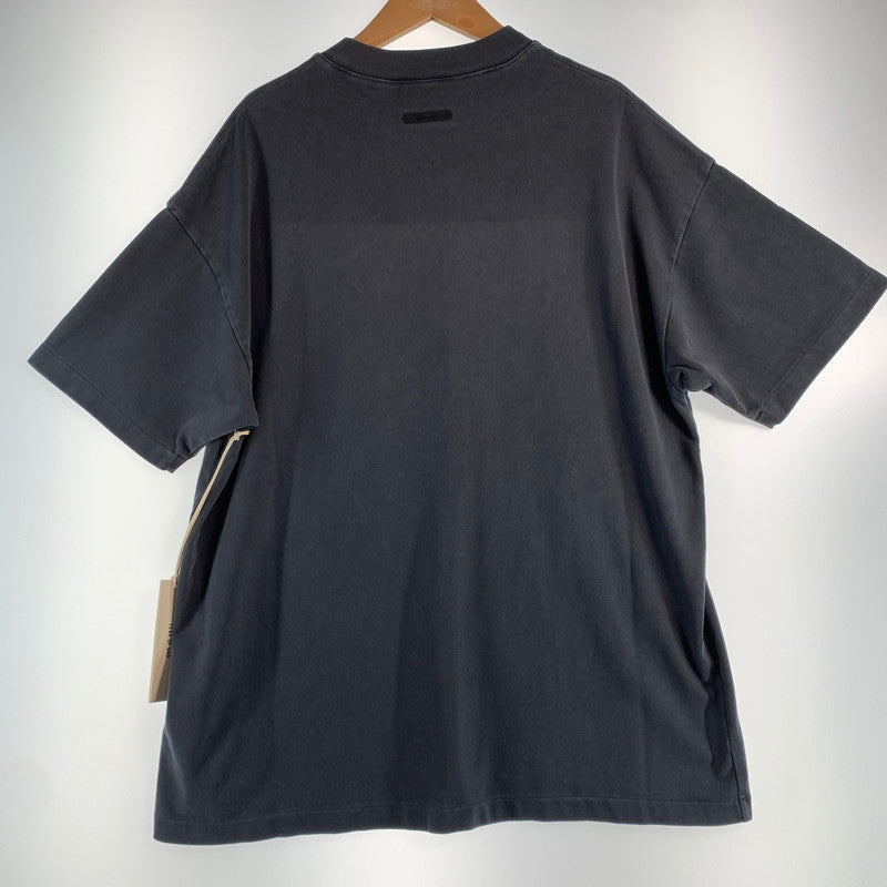 【中古品】【メンズ】 FOG ESSENTIALS エフオージーエッセンシャルズ 90S FITRAINING LOGO SS TEE ロゴ Tシャツ CHARCOAL SIZE:XS タグ付 ※日焼け有 142-260719-io-23-fuzh 万代Net店