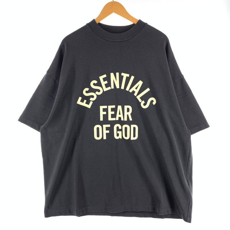 【中古品】【メンズ】 FEAR OF GOD ESSENTIALS フィアオブゴッド エッセンシャルズ CAMPUS 90S SS TEE オーバーサイズ 半袖Tシャツ カットソー ブランド 古着 142-260921-gm-07-fuzh サイズ：M カラー：チャコール 万代Net店