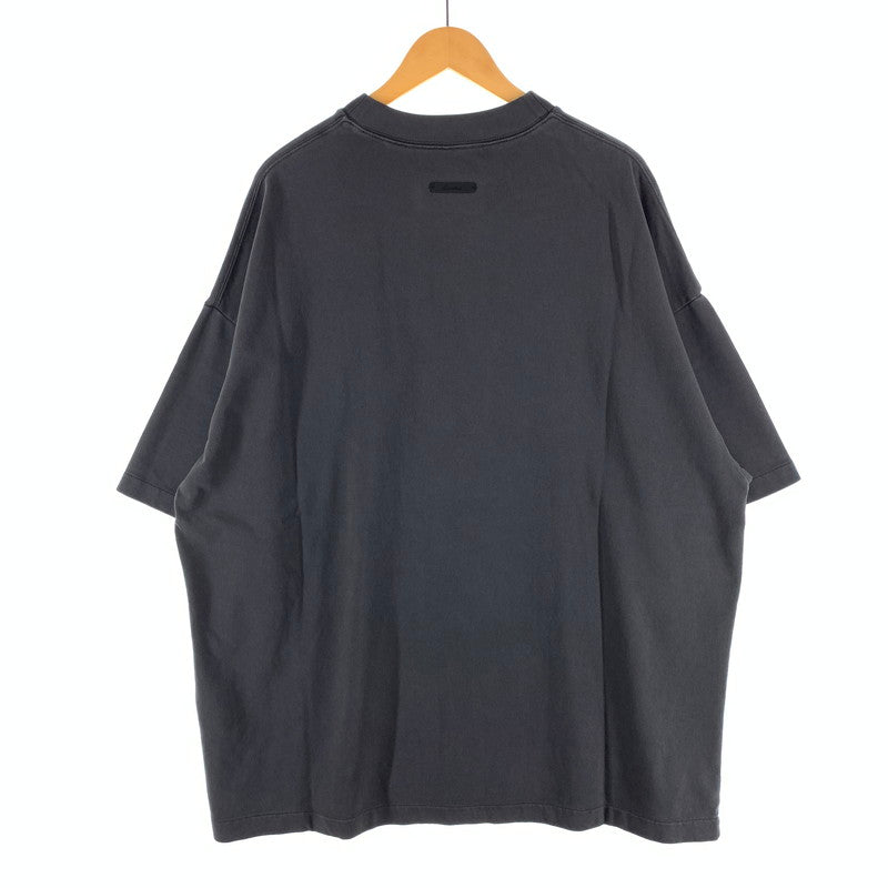【中古品】【メンズ】 FEAR OF GOD ESSENTIALS フィアオブゴッド エッセンシャルズ CAMPUS 90S SS TEE オーバーサイズ 半袖Tシャツ カットソー ブランド 古着 142-260921-gm-07-fuzh サイズ：M カラー：チャコール 万代Net店