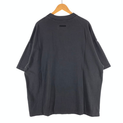 【中古品】【メンズ】 FEAR OF GOD ESSENTIALS フィアオブゴッド エッセンシャルズ CAMPUS 90S SS TEE オーバーサイズ 半袖Tシャツ カットソー ブランド 古着 142-260921-gm-07-fuzh サイズ：M カラー：チャコール 万代Net店