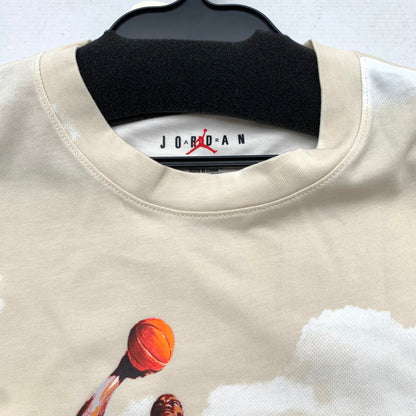 【中古品】【メンズ】 NIKE ナイキ DM1437-133 AIR JORDAN CASUAL PRINTING ROUND NECK PULLOVER SS エアジョーダン プリント 半袖 トップス Tシャツ 古着 148-260724-mh-11-fuzh サイズ：2Xl カラー：ホワイト ベージュ 万代Net店