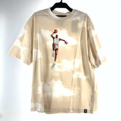 【中古品】【メンズ】 NIKE ナイキ DM1437-133 AIR JORDAN CASUAL PRINTING ROUND NECK PULLOVER SS エアージョーダン Tシャツ WHITE.BEIGE SIZE:2XL タグ付 ※汚れあり 148-260815-io-09-fuzh カラー：ホワイト/ベージュ 万代Net店