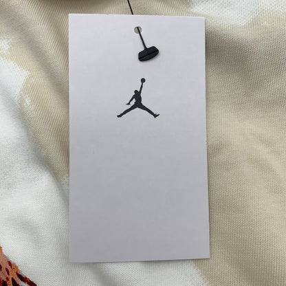 【中古品】【メンズ】 NIKE ナイキ DM1437-133 AIR JORDAN CASUAL PRINTING ROUND NECK PULLOVER SS エアージョーダン Tシャツ WHITE.BEIGE SIZE:2XL タグ付 ※汚れあり 148-260815-io-09-fuzh カラー：ホワイト/ベージュ 万代Net店