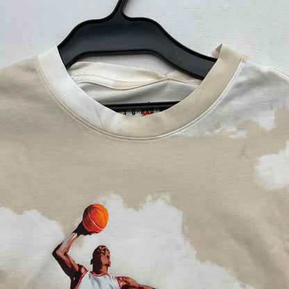【中古品】【メンズ】 NIKE ナイキ DM1437-133 AIR JORDAN CASUAL PRINTING ROUND NECK PULLOVER SS エアージョーダン Tシャツ WHITE.BEIGE SIZE:2XL タグ付 ※汚れあり 148-260815-io-09-fuzh カラー：ホワイト/ベージュ 万代Net店