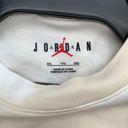 【中古品】【メンズ】 NIKE ナイキ DM1437-133 AIR JORDAN CASUAL PRINTING ROUND NECK PULLOVER SS エアージョーダン Tシャツ WHITE.BEIGE SIZE:2XL タグ付 ※汚れあり 148-260815-io-09-fuzh カラー：ホワイト/ベージュ 万代Net店