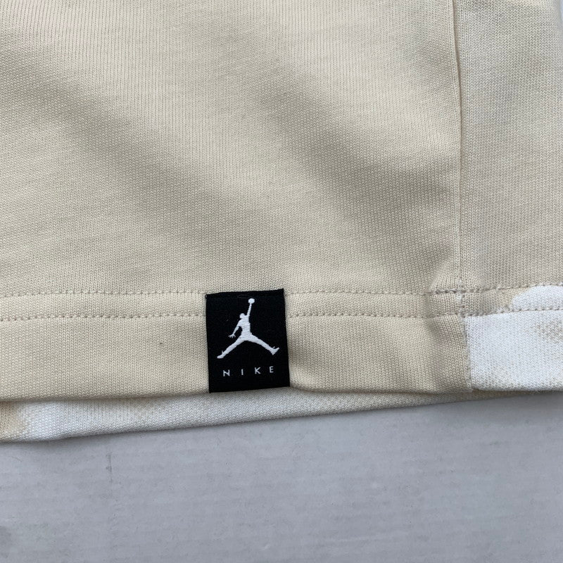 【中古品】【メンズ】 NIKE ナイキ DM1437-133 AIR JORDAN CASUAL PRINTING ROUND NECK PULLOVER SS エアージョーダン Tシャツ WHITE.BEIGE SIZE:2XL タグ付 ※汚れあり 148-260815-io-09-fuzh カラー：ホワイト/ベージュ 万代Net店