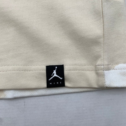 【中古品】【メンズ】 NIKE ナイキ DM1437-133 AIR JORDAN CASUAL PRINTING ROUND NECK PULLOVER SS エアージョーダン Tシャツ WHITE.BEIGE SIZE:2XL タグ付 ※汚れあり 148-260815-io-09-fuzh カラー：ホワイト/ベージュ 万代Net店