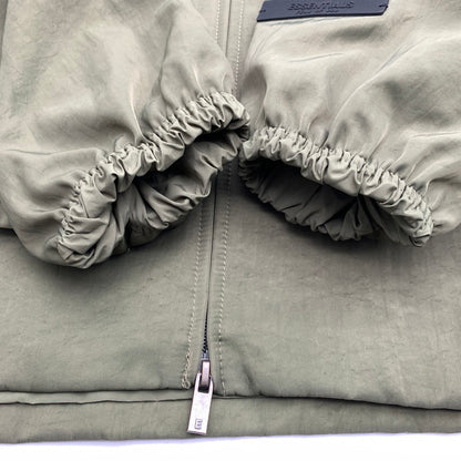 【中古品】【メンズ】 FOG ESSENTIALS エフオージーエッセンシャルズ TEXTURED NYLON TRUCKER JACKET テクスチャード ナイロン トラックジャケット KHAKI SIZE:M 142-260719-io-59-fuzh 万代Net店