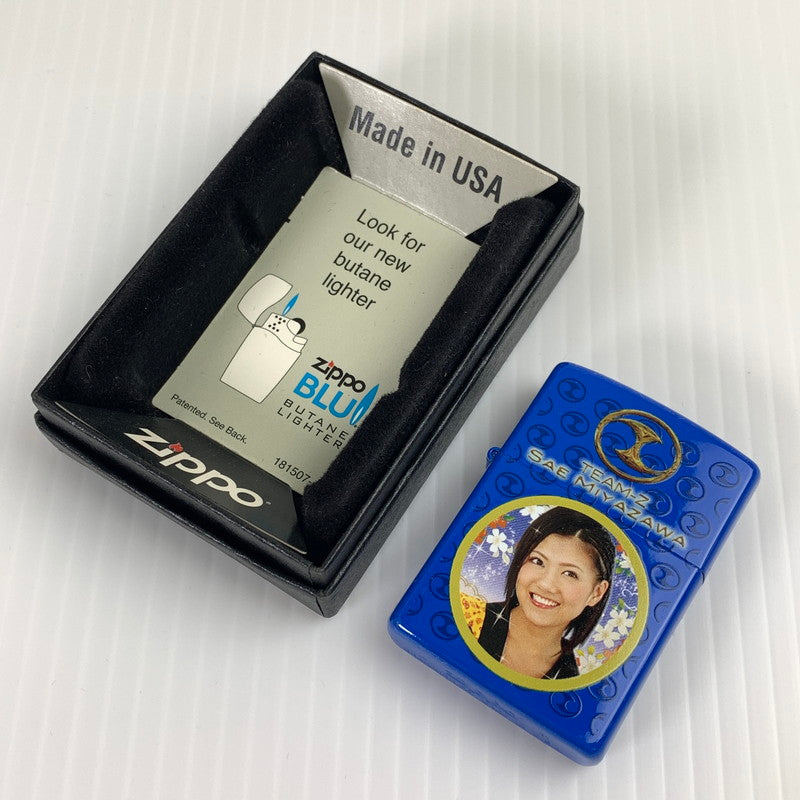 【中古品】【メンズ】 ZIPPO ジッポ オイルライター 喫煙具 ライター BLUE 11年製 AKB48「チームZ」 宮澤佐江 ケース付属 206-261013-io-28-fuzh カラー：ブルー 万代Net店