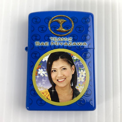 【中古品】【メンズ】 ZIPPO ジッポ オイルライター 喫煙具 ライター BLUE 11年製 AKB48「チームZ」 宮澤佐江 ケース付属 206-261013-io-28-fuzh カラー：ブルー 万代Net店
