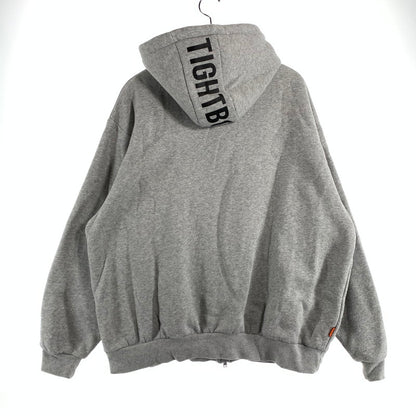 【中古品】【メンズ】 TIGHTBOOTH タイトブース LOGO ZIP HOODED SWEAT SHIRT フーディー パーカー スウェットシャツ GRY SIZE:L ※汚れ・シミあり 142-260807-io-19-fuzh カラー：グレー 万代Net店