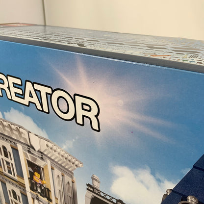 【中古美品】 未開封 LEGO レゴ 10255 にぎやかな街角　レゴストア限定 ブロック おもちゃ 玩具 オモチャ 知育玩具 ※外箱に傷みあり 038-260807-io-03-fuz 万代Net店