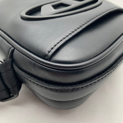 【中古美品】【メンズ】 DIESEL ディーゼル Dロゴプレート ショルダーバッグ クロスボディバッグ タグ付 カバン 188-260809-mh-09-fuzh カラー：ブラック 万代Net店