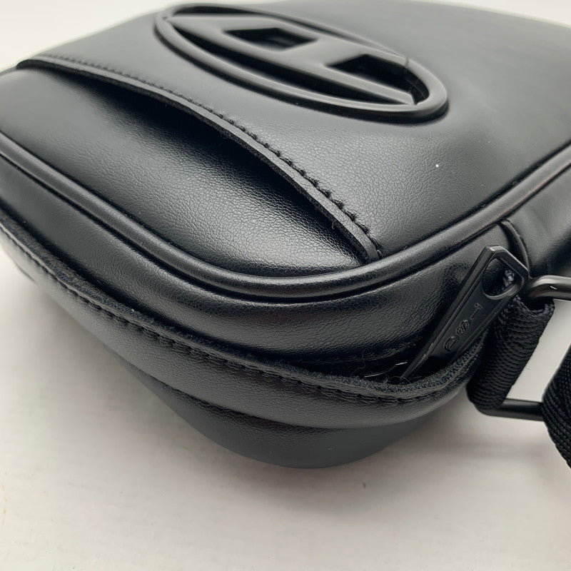 【中古美品】【メンズ】 DIESEL ディーゼル Dロゴプレート ショルダーバッグ クロスボディバッグ タグ付 カバン 188-260809-mh-09-fuzh カラー：ブラック 万代Net店