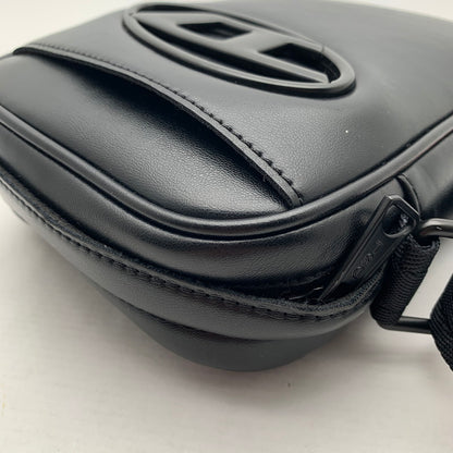 【中古美品】【メンズ】 DIESEL ディーゼル Dロゴプレート ショルダーバッグ クロスボディバッグ タグ付 カバン 188-260809-mh-09-fuzh カラー：ブラック 万代Net店