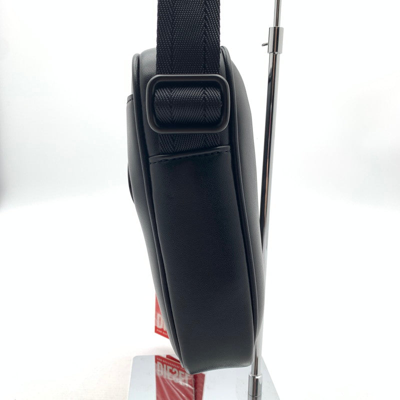 【中古美品】【メンズ】 DIESEL ディーゼル Dロゴプレート ショルダーバッグ クロスボディバッグ タグ付 カバン 188-260809-mh-09-fuzh カラー：ブラック 万代Net店