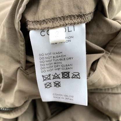 【中古品】【メンズ】 COMOLI コモリ K01-04005 17SS HOODED COAT フーディー コート BEIGE SIZE:2 ※一部汚れ有 140-260814-io-08-fuzh カラー：ベージュ 万代Net店
