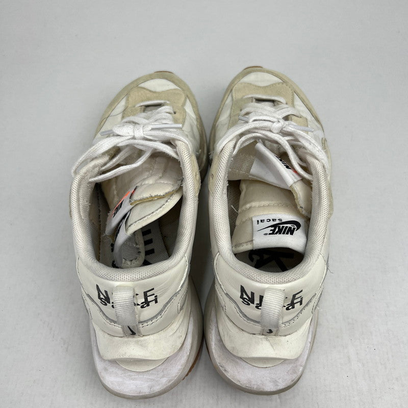 【中古品】【レディース】 NIKE×SACAI ナイキ サカイ DD1875-100 VAPOR WAFFLE ヴェイパーワッフル WHITE GUM WHITE 24.0cm ※汚れ・使用感あり 本体のみ スニーカー 靴 160-260816-io-16-fuzh カラー：ホワイト 万代Net店