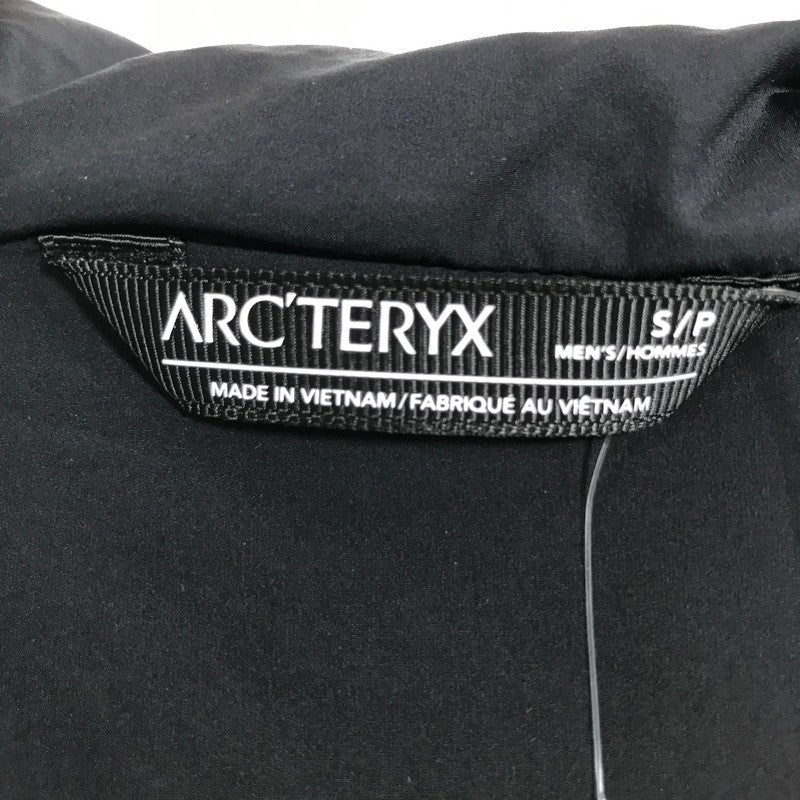 【中古品】【メンズ】 ARC'TERYX アークテリクス SORANO HOODY ソラノ フーディ ジャケット 上着 アウター BLACK Sサイズ ※首回り汚れ・白い汚れあり 144-260830-io-45-fuzh カラー：ブラック 万代Net店