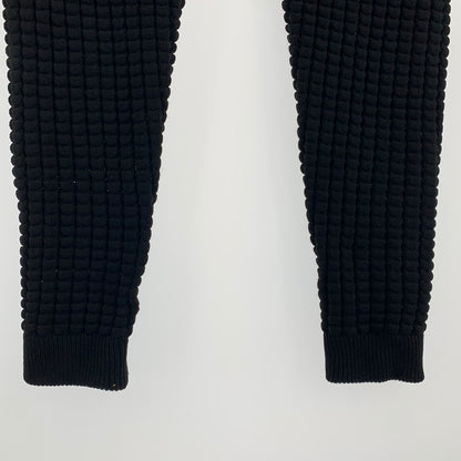【中古品】【メンズ】 1PIU1UGUALE3 RELAX ウノピゥウノウグァーレトレ リラックス USK-24003 スピンドルロゴワッフル ジョガーパンツ BLACK Sサイズ ※引っ掛けあり・使用感あり 151-260830-io-03-fuzh カラー：ブラックレッド 万代Net店
